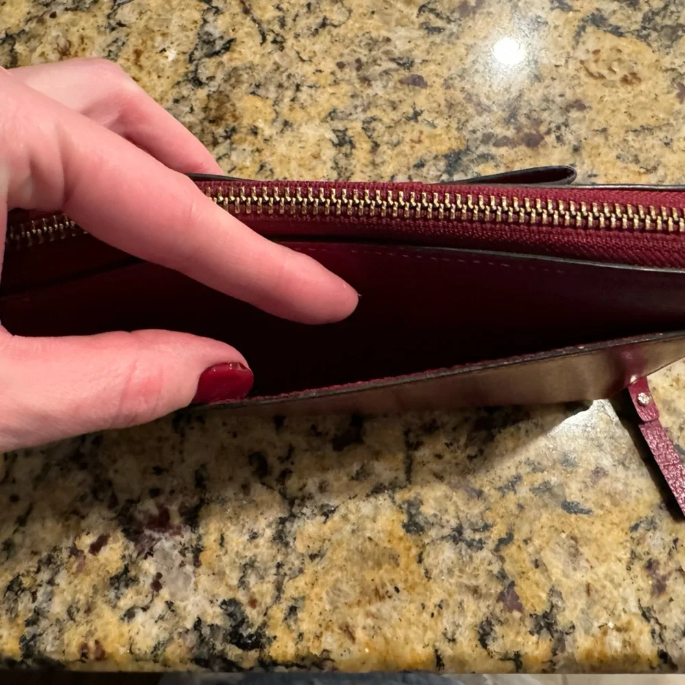 Kate Spade Bow Zip Wallet